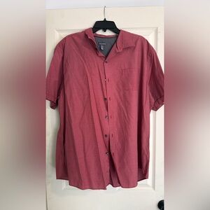 Van Heusen Short-Sleeve Button-Down Shirt in Deep Red